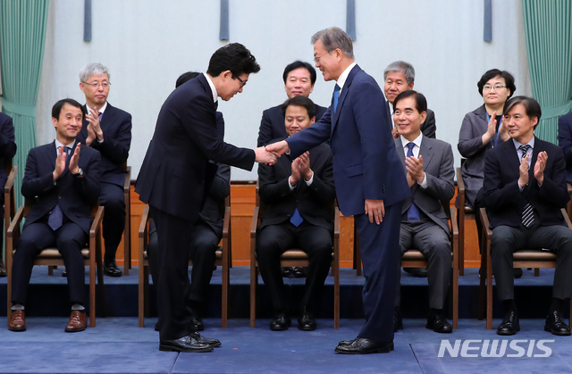 【서울=뉴시스】전신 기자 = 문재인 대통령이 9일 청와대 본관에서 조명래 환경부 장관에게 임명장을 수여한 후 악수하고 있다. 2018.11.09. photo1006@newsis.com