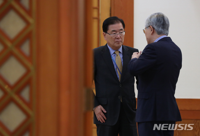 【서울=뉴시스】정의용 국가안보실장과 남관표 안보실 2차장의 모습. (사진=뉴시스DB). 2018.11.09. 