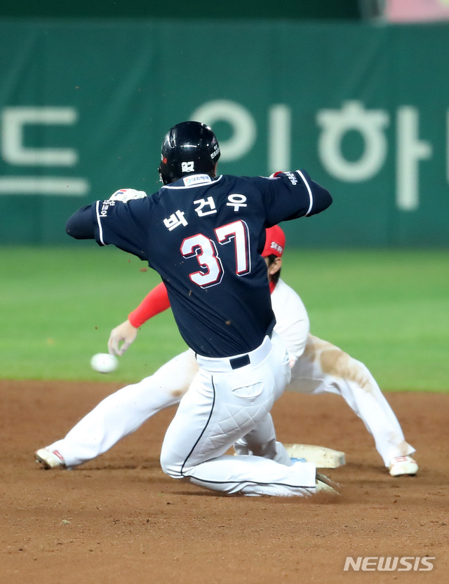 【인천=뉴시스】이영환 기자 = 9일 오후 인천 미추홀구 SK행복드림구장에서 열린 2018 KBO 한국시리즈 4차전 SK 와이번스와 두산 베어스의 경기, 4회초 1사 1루 두산 오재원의 타석에서 도루를 시도한 1루주자 박건우가 2루에서 SK 유격수 김성현에게 터치아웃 되고 있다. 2018.11.09. 20hwan@newsis.com