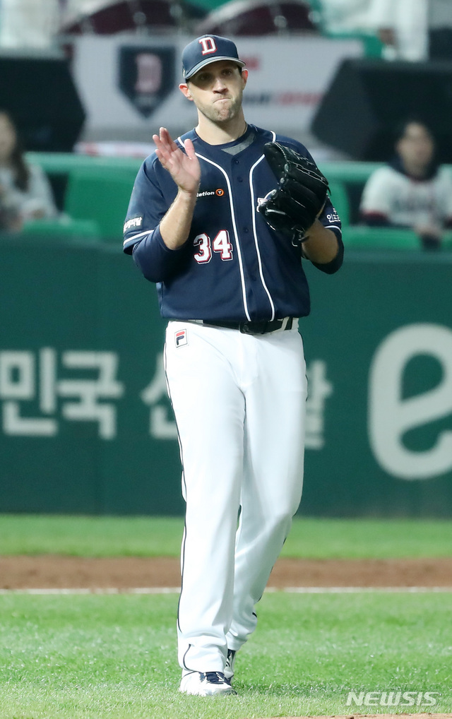 【인천=뉴시스】이영환 기자 = 9일 오후 인천 미추홀구 SK행복드림구장에서 열린 2018 KBO 한국시리즈 4차전 SK 와이번스와 두산 베어스의 경기, 6회말 2사에서 SK 이재원을 유격수 땅볼로 잡고 이닝을 끝낸 두산 선발 린드블럼이 박수를 치고 있다. 2018.11.09.&nbsp; 20hwan@newsis.com