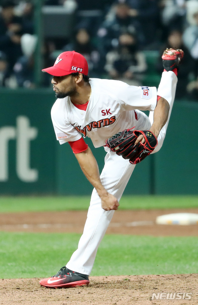 【인천=뉴시스】이영환 기자 = 9일 오후 인천 미추홀구 SK행복드림구장에서 열린 2018 KBO 한국시리즈 4차전 SK 와이번스와 두산 베어스의 경기, 7회초 선발 김광현에 이어 마운드에 오른 SK 두 번째 투수 산체스가 역투를 하고 있다. 2018.11.09. 20hwan@newsis.com