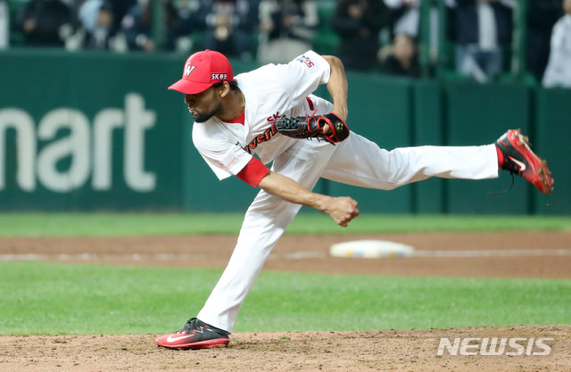 【인천=뉴시스】이영환 기자 = 9일 오후 인천 미추홀구 SK행복드림구장에서 열린 2018 KBO 한국시리즈 4차전 SK 와이번스와 두산 베어스의 경기,&nbsp; 7회초 선발 김광현에 이어 마운드에 오른 SK 두 번째 투수 산체스가 역투를 하고 있다. 2018.11.09. 20hwan@newsis.com