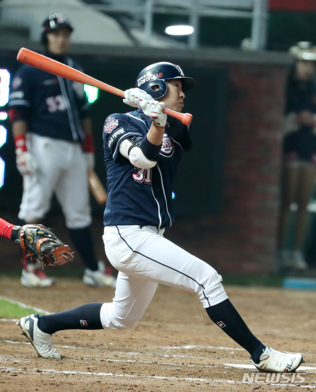 【인천=뉴시스】이영환 기자 = 9일 오후 인천 미추홀구 SK행복드림구장에서 열린 2018 KBO 한국시리즈 4차전 SK 와이번스와 두산 베어스의 경기, 8회초 1사 1루에서 두산 정수빈이 우익수 뒤 투런 홈런을 날리고 기뻐하고 있다. 2018.11.09. 20hwan@newsis.com
