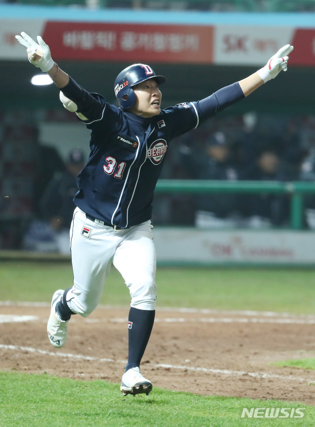 【인천=뉴시스】이영환 기자 = 9일 오후 인천 미추홀구 SK행복드림구장에서 열린 2018 KBO 한국시리즈 4차전 SK 와이번스와 두산 베어스의 경기, 8회초 1사 1루에서 두산 정수빈이 우익수 뒤 투런 홈런을 날리고 기뻐하고 있다. 2018.11.09.&nbsp; 20hwan@newsis.com