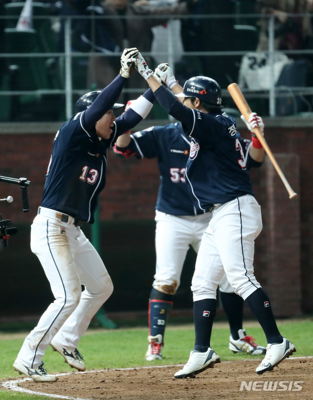 【인천=뉴시스】이영환 기자 = 9일 오후 인천 미추홀구 SK행복드림구장에서 열린 2018 KBO 한국시리즈 4차전 SK 와이번스와 두산 베어스의 경기, 8회초 1사 1루에서 두산 정수빈이 우익수 뒤 투런 홈런을 날리고 덕아웃으로 향하며 허경민과 기뻐하고 있다. 2018.11.09. 20hwan@newsis.com
