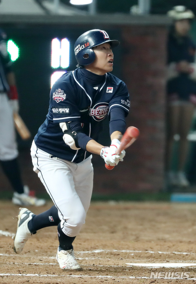 【인천=뉴시스】이영환 기자 = 9일 오후 인천 미추홀구 SK행복드림구장에서 열린 2018 KBO 한국시리즈 4차전 SK 와이번스와 두산 베어스의 경기, 8회초 1사 1루에서 두산 정수빈이 우익수 뒤 투런 홈런을 날리고 공을 바라보고 있다. 2018.11.09. 20hwan@newsis.com