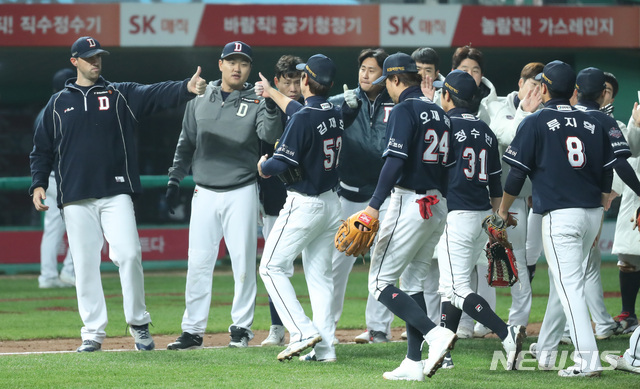 【인천=뉴시스】이영환 기자 = 9일 오후 인천 미추홀구 SK행복드림구장에서 열린 2018 KBO 한국시리즈 4차전 SK 와이번스와 두산 베어스의 경기, 2대1로 승리를 거둔 두산 선수들이 기뻐하고 있다. 2018.11.09. 20hwan@newsis.com