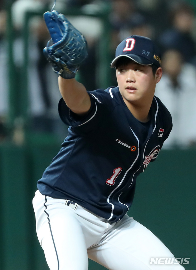 【인천=뉴시스】이영환 기자 = 9일 오후 인천 미추홀구 SK행복드림구장에서 열린 2018 KBO 한국시리즈 4차전 SK 와이번스와 두산 베어스의 경기, 9회말 두산 투수 함덕주가 역투하고 있다. 2018.11.09. 20hwan@newsis.com