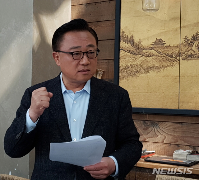 【서울=뉴시스】고동진 삼성전자 IM부문장(사장)은 8일(현지시간) 미국 샌프란시스코에서 기자들과 간담회를 갖고 폴더블폰 신제품 출시 준비 계획을 밝혔다. 2018.11.11 (사진 = 삼성전자 제공) 