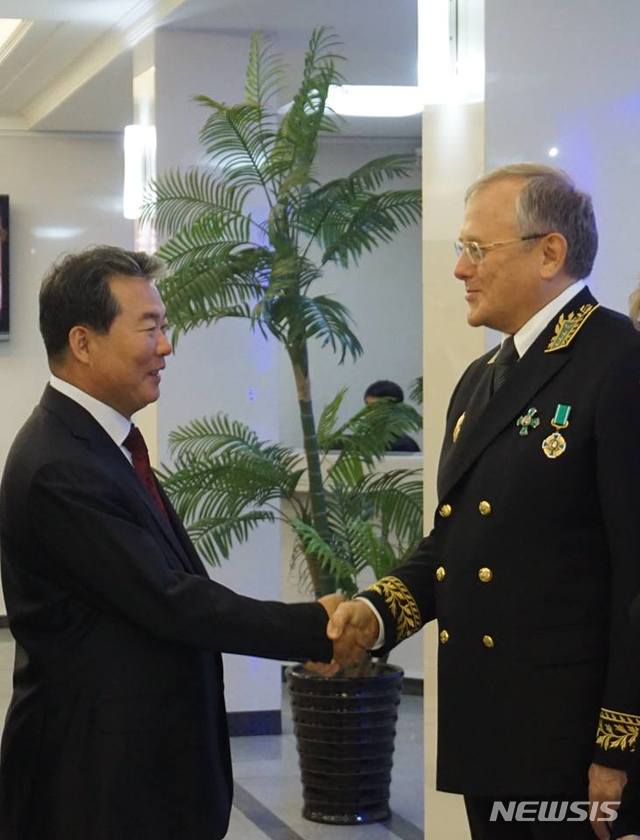 【서울=뉴시스】임천일 북한 외무성 유럽1국장(왼쪽)이 부상(차관급)으로 승진한 것으로 10일 확인됐다. 2018.11.10. (사진=주북 러시아 대사관 페이스북 캡쳐) photo@newsis.com