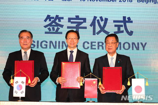 【베이징=뉴시스】변해정 기자 = 한국·중국·일본 3개국이 10일 동물 전염병인 아프리카 돼지열병(ASF)의 역내 확산 방지와 농촌진흥 확대를 위해 협력한다는 내용의 공동선언문을 채택했다. 사진은 이개호 농림축산식품부 장관(왼쪽)과 한창푸 중국 농업농촌부 장관(가운데), 요시카와 타카모리 일본 농림수산성 장관(오른쪽)이 중국 베이징에서 열린 '제3차 한중일 농업장관 회의' 직후 기념촬영을 하고 있다. 2018.11.10. (사진= 농식품부 제공)