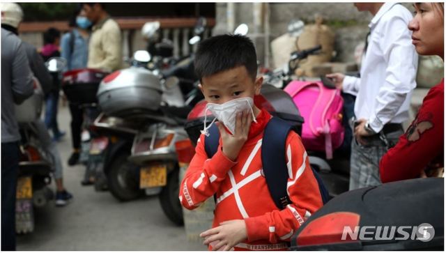 【서울=뉴시스】 지난 4일 새벽 화학 공장에서 C9 방향족 탄화수소수지 7t이 유출되는 사고가 발생한 중국 푸젠성 취안저우 지역 어린이가 마스크를 낀 채 등교하고 있다. (출처=사우스차이나모닝포스트 캡처) 2018.11.10.
