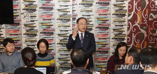 【세종=뉴시스】홍남기 경제부총리 겸 기획재정부 장관 후보자가 9일 기재부 출입기자단과 간담회를 열고 인사말을 하고 있다.(사진=기획재정부 제공)&nbsp; 