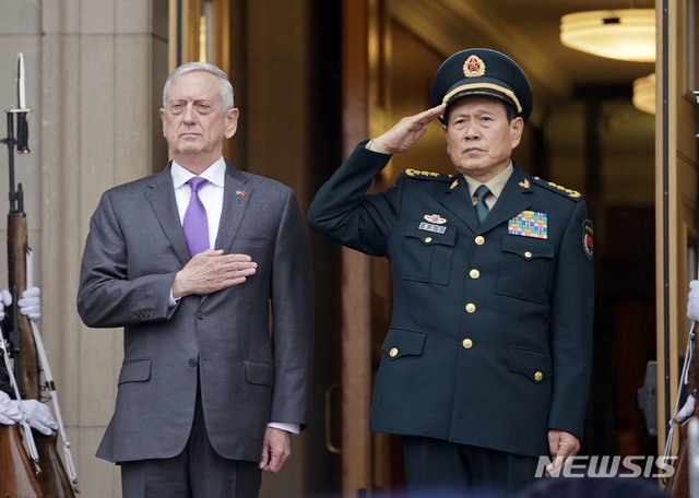 【워싱턴=AP/뉴시스】지난해 11월9일 제임스 매티스 전 국방장관과 웨이펑허(魏鳳和) 중국 국방부장이 워싱턴 D.C 펜타곤에서 열린 중국 군 대표단 환영식에 참석하고 있다. 2018.11.13