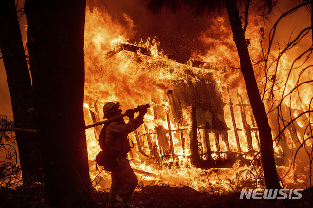 【마갈리아=AP/뉴시스】 미국 캘리포니아주 마갈리아에서 12일(현지시간) 소방대원이 불길을 잡기 위해 애쓰고 있다. 2018.11.13 