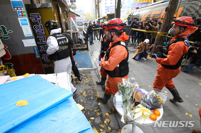 【서울=뉴시스】배훈식 기자 = 18명의 사상자가 발생한 종로 고시원 화재 합동 현장감식이 진행된 10일 오전 서울 종로구 화재현장에 경찰과 소방 등 감식 인원들이 들어가고 있다. 2018.11.10.&nbsp; dahora83@newsis.com