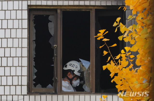 【서울=뉴시스】배훈식 기자 = 18명의 사상자가 발생한 종로 고시원 화재 합동 현장감식이 진행된 10일 오전 서울 종로구 화재현장에 경찰과 소방 등 감식 인원들이 들어가고 있다. 2018.11.10. dahora83@newsis.com