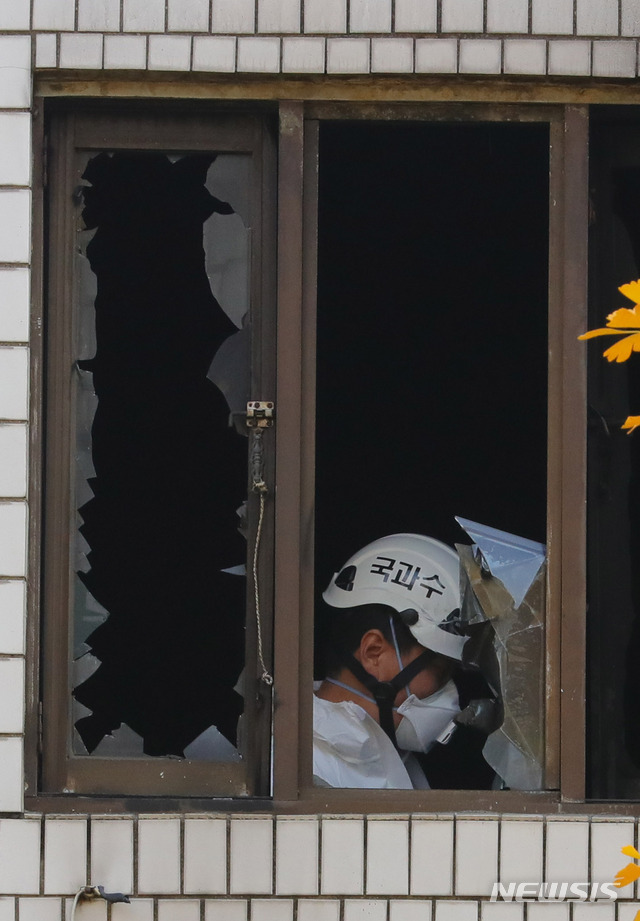 【서울=뉴시스】배훈식 기자 = 18명의 사상자가 발생한 종로 고시원 화재 합동 현장감식이 진행된 10일 오전 서울 종로구 화재현장에 경찰과 소방 등 감식 인원들이 들어가고 있다. 2018.11.10. dahora83@newsis.com