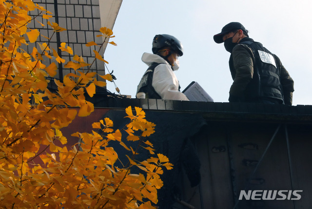 【서울=뉴시스】배훈식 기자 = 18명의 사상자가 발생한 종로 고시원 화재 합동 현장감식이 진행된 10일 오전 서울 종로구 화재현장에 경찰과 소방 등 감식 인원들이 들어가고 있다. 2018.11.10.&nbsp; dahora83@newsis.com