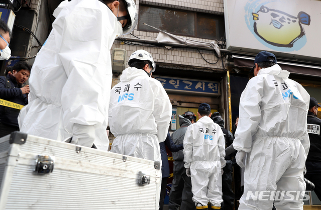 【서울=뉴시스】김병문 수습기자 = 18명의 사상자를 낸 서울 종로구 고시원에서 화재 원인 규명을 위해 경찰과 소방관계자들이 10일 오전 현장감식을 하고 있다. 2018.11.10. dadazon@newsis.com