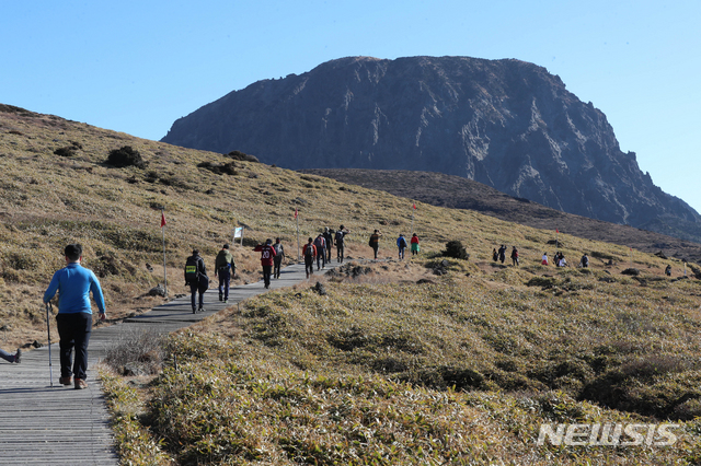 【제주=뉴시스】 제주 한라산 영실코스를 오르는 등산객들.(뉴시스 DB)