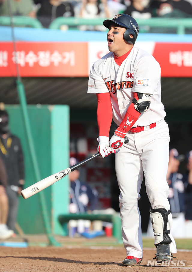 【인천=뉴시스】이영환 기자 = 10일 오후 인천 미추홀구 SK행복드림구장에서 열린 2018 KBO 한국시리즈 5차전 SK 와이번스와 두산 베어스의 경기,  5회말 1사 1,2루에서 SK 김강민이 삼진아웃 되고 있다.  2018.11.10. 20hwan@newsis.com