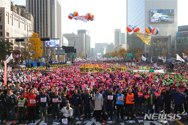 【서울=뉴시스】배훈식 기자 = 전태일 열사 정신계승 2018 전국노동자대회가 열린 10일 오후 서울 중구 태평로에서 전국민주노동조합총연맹 조합원들이 '적폐청산, 노조 할 권리, 사회대개혁' 등을 촉구하고 있다. 2018.11.10. dahora83@newsis.com