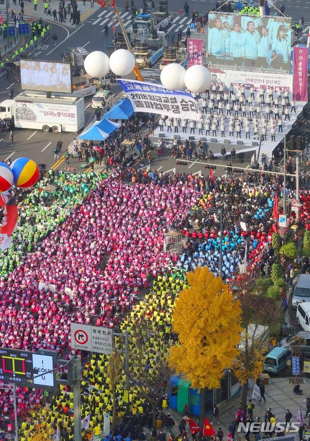 【서울=뉴시스】배훈식 기자 = 전태일 열사 정신계승 2018 전국노동자대회가 열린 10일 오후 서울 중구 태평로에서 전국민주노동조합총연맹 조합원들이 '적폐청산, 노조 할 권리, 사회대개혁' 등을 촉구하고 있다. 2018.11.10. dahora83@newsis.com