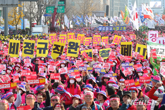 【서울=뉴시스】배훈식 기자 = 전태일 열사 정신계승 2018 전국노동자대회가 열린 10일 오후 서울 중구 태평로에서 전국민주노동조합총연맹 조합원들이 '적폐청산, 노조 할 권리, 사회대개혁' 등을 촉구하고 있다. 2018.11.10. dahora83@newsis.com