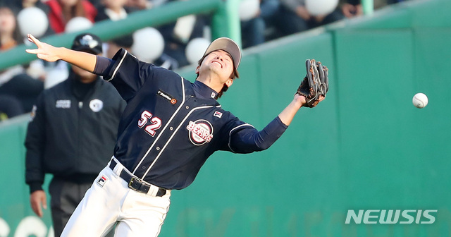 【인천=뉴시스】이영환 기자 = 10일 오후 인천 미추홀구 SK행복드림구장에서 열린 2018 KBO 한국시리즈 5차전 SK 와이번스와 두산 베어스의 경기, 8회말 선두타자 최정의 플라이를 두산 유격수 김재호가 놓치고 있다. 2018.11.10. 20hwan@newsis.com