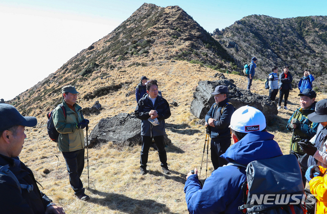 【제주=뉴시스】우장호 기자 = 원희룡 제주특별자치도지사가 10일 제주 한라산 백록담에 올라 탐방 소감을 말하고 있다. 2018.11.10. woo1223@newsis.com