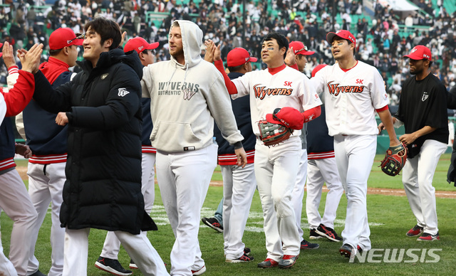 【인천=뉴시스】이영환 기자 = 10일 오후 인천 미추홀구 SK행복드림구장에서 열린 2018 KBO 한국시리즈 5차전 SK 와이번스와 두산 베어스의 경기, 4 대 1로 승리한 SK 선수들이 기뻐하고 있다. 2018.11.10. 20hwan@newsis.com