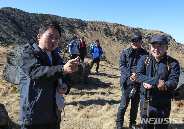 【제주=뉴시스】우장호 기자 = 원희룡(왼쪽) 제주특별자치도지사가 10일 제주 한라산 백록담에 올라 탐방 소감을 말하고 있다. 2018.11.10. woo1223@newsis.com