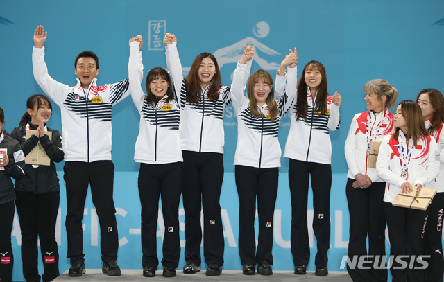 【강릉=뉴시스】김경목 기자 = 10일 오후 대한민국 여자 컬링 국가대표 춘천시청 (왼쪽부터) 이승준 코치, 김민지·김혜린·김수진·양태이 선수들이 강원 강릉시 강릉컬링센터에서 열린 2018 강릉 아시아-태평양 컬링선수권대회 시상식에서 시상대 제일 높은 자리에 올라 우승을 기뻐하고 있다. 2018.11.10. photo31@newsis.com