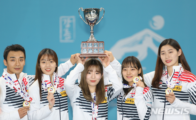 【강릉=뉴시스】김경목 기자 = 10일 오후 대한민국 여자 컬링 국가대표 춘천시청 (왼쪽부터) 이승준 코치, 김민지·김혜린·김수진·양태이 선수들이 강원 강릉시 강릉컬링센터에서 열린 2018 강릉 아시아-태평양 컬링선수권대회 시상식에서 금메달을 목에 걸고 우승컵을 들고 최강자의 포즈를 취하며 우승의 기쁨을 만끽하고 있다. 2018.11.10. photo31@newsis.com