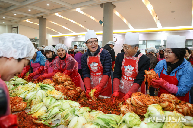 【서울=뉴시스】서울 성동구(구청장 정원오)는 12~14일 구청 앞 광장에서 동절기 대비 저소득 가정을 위한 사랑의 김장담가주기 행사를 진행한다. 2018.11.11. (사진=성동구 제공)