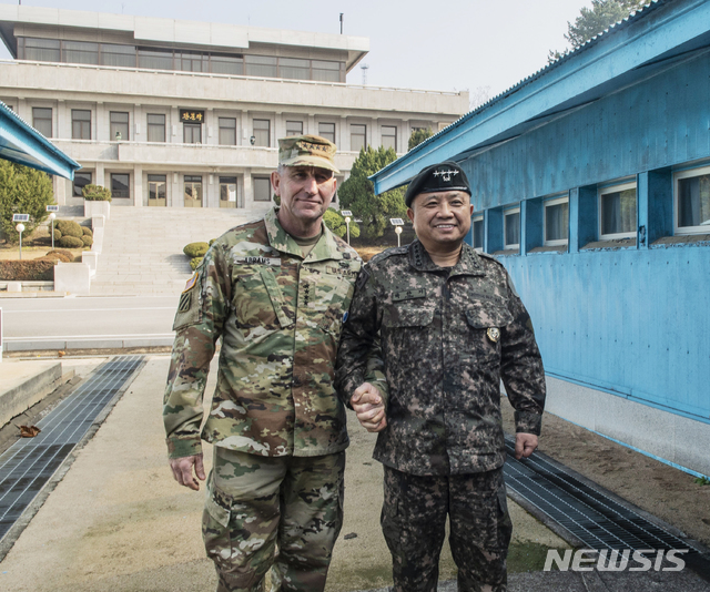【서울=뉴시스】로버트 에이브럼스 신임 연합사령관 겸 주한미군사령관이 지난 10일 박한기 합참의장과 함께 판문점 공동경비구역(JSA)을 둘러보고 있다. 2018.11.11. (사진=유엔연합사령부 제공) photo@newsis.com