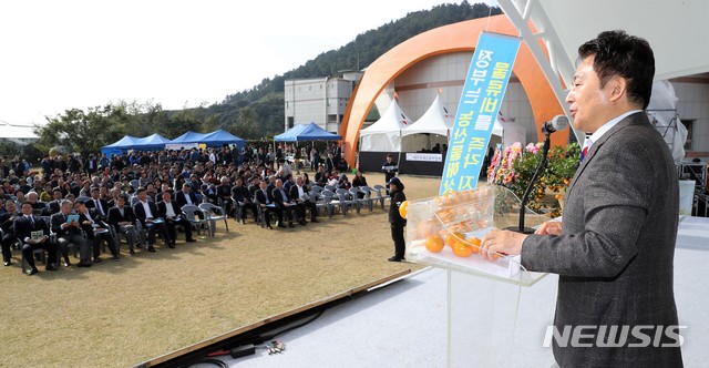 【제주=뉴시스】배상철 기자 = 원희룡 제주도지사가 11일 오전 서귀포농업기술센터에서 열린 ‘제23회 농업인의 날 제주특별자치도 기념대회’에 참석해 격려사 하고 있다. 2018.11.11. (사진=제주도 제공)bsc@newsis.com