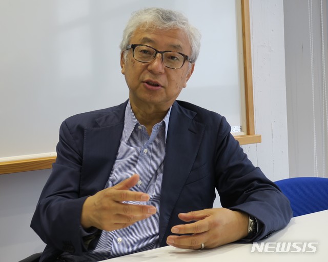 【도쿄=뉴시스】 조윤영 특파원 = '아베노믹스'의 설계자로 불리는 가쿠슈인대학교(学習院大学)의 이토 모토시게(伊藤元重) 교수로부터 '아베노믹스'의 공(功)과 과(過)에 대해 직접 들어봤다. 사진은 학교 연구실에서 만난 이토 교수의 모습. 2018.11.12.yuncho@newsis.com