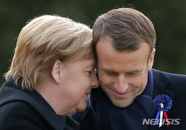 【콩피에뉴(프랑스)=AP/뉴시스】 에마뉘엘 마크롱 프랑스 대통령과 앙겔라 메르켈 독일 총리가 작년 11월 프랑스 콩피에뉴에서 1차 세계대전 종전 100주년을 기리는 행사 도중 서로 머리를 맞대고 손을 꼭 잡은 채 양국 간 우호 관계를 과시하고 있다.BBC에 따르면 유럽연합(EU)의 주축인 독일과 프랑스는 22일(현지시간) EU에 새로운 활력을 불어넣을 조약에 서명할 예정이다. 2019.01.21.