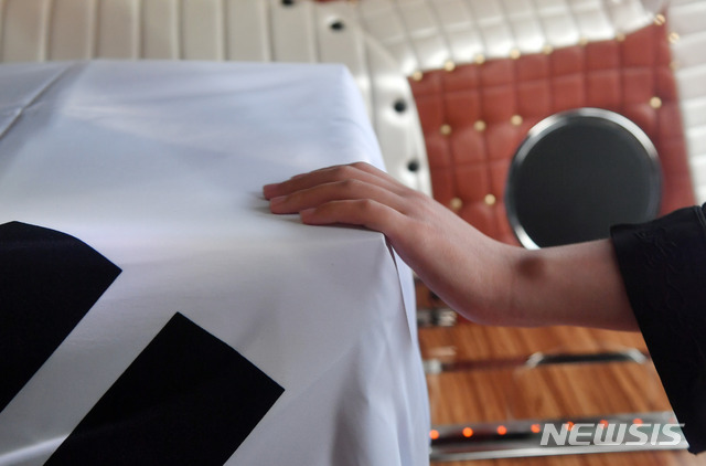 【부산=뉴시스】 하경민 기자 = 11일 오전 부산 해운대구 국군부산병원에서 지난 9월 만취 운전자가 몰던 BMW 승용차에 치여 숨진 윤창호(22) 씨의 영결식이 끝난 이후 관이 운구차량으로 옮겨지자 고인의 친구들이 관을 붙잡고 오열하고 있다. 2018.11.11.&nbsp; yulnetphoto@newsis.com