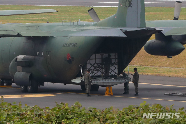 【제주=뉴시스】우장호 기자 = 11일 오후 제주국제공항 활주로에서 군 수송기에 제주산 귤을 싣고 있다. 평양으로 보내는 귤은 지난 9월 평양정상회담 때 북측이 송이버섯 2t을 선물한 데 대한 감사의 표시로 남측이 답례하는 것이다. 2018.11.11. woo1223@newsis.com
