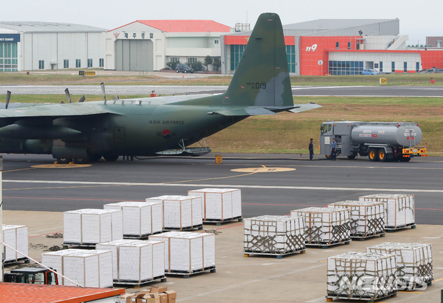 【제주=뉴시스】우장호 기자 = 11일 오후 제주국제공항 활주로에서 제주산 귤을 실은 군 수송기에 급유를 하고 있다. 평양으로 보내는 귤은 지난 9월 평양정상회담 때 북측이 송이버섯 2t을 선물한 데 대한 감사의 표시로 남측이 답례하는 것이다. 2018.11.11. woo1223@newsis.com