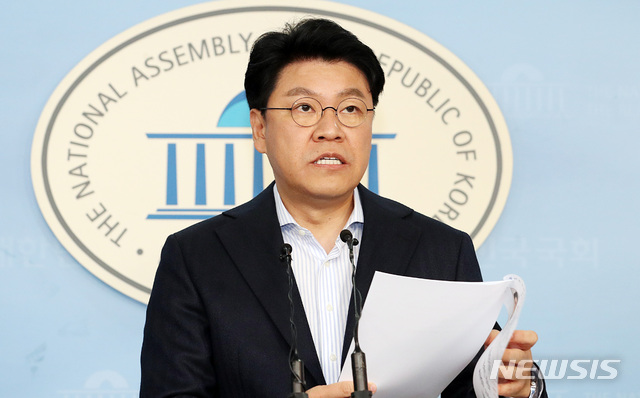 【서울=뉴시스】이종철 기자 = 장제원 자유한국당 국회 예결위 간사가 11일 오후 서울 여의도 국회 정론관에서 2019년도 국회 예산심의 관련 중간브리핑을 하고 있다. 2018.11.11. jc4321@newsis.com