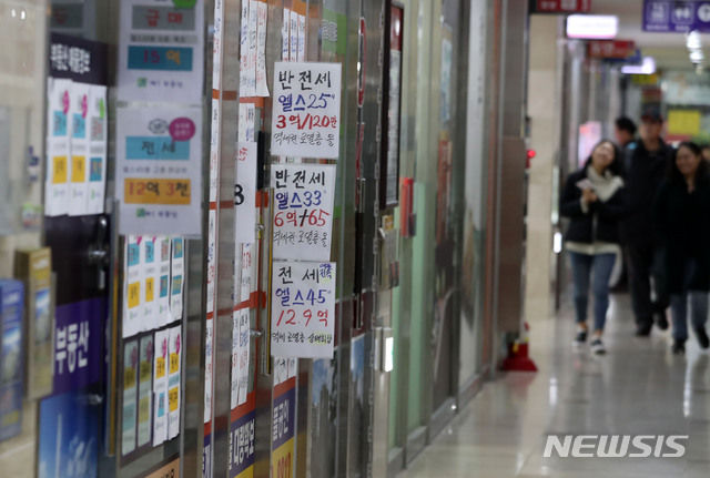 【서울=뉴시스】박주성 기자 = 강남3구(강남·서초·송파) 아파트 거래량이 3주 연속 하락세를 기록중인 가운데 11일 오후 서울 올림픽로 한 아파트 단지 상가내의 부동산중계업소가 한산한 모습을 보이고 있다. 11일 KB부동산의 주간 주택시장동향에 따르면 5일 기준 서울 매매거래지수는 4.0으로 2013년 8월12일(3.2) 이후 약 5년3개월 만에 가장 낮았다. 2018.11.11. park7691@newsis.com