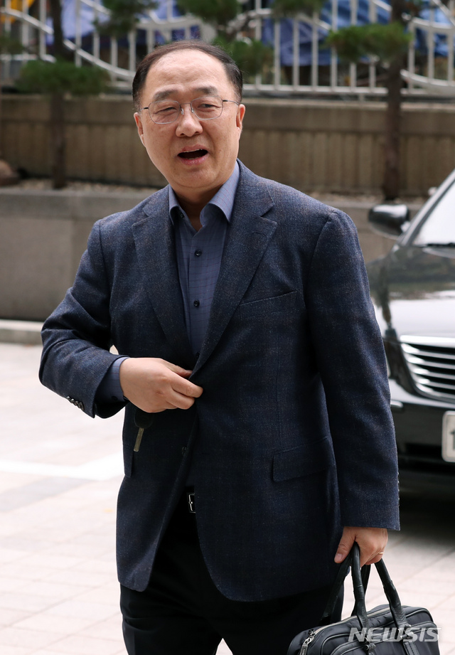 【서울=뉴시스】고승민 기자 = 홍남기 경제부총리 겸 기획재정부 장관 후보자가 11일 오후 청문회 준비 사무실이 마련된 서울 예금보험공사로 출근하고 있다. 2018.11.11.kkssmm99@newsis.com