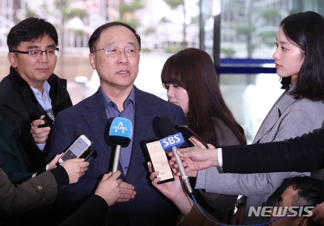 【서울=뉴시스】고승민 기자 = 홍남기 경제부총리 겸 기획재정부 장관 후보자가 11일 오후 청문회 준비 사무실이 마련된 서울 예금보험공사로 출근하던 중 취재진 질문에 답하고 있다. 2018.11.11. kkssmm99@newsis.com