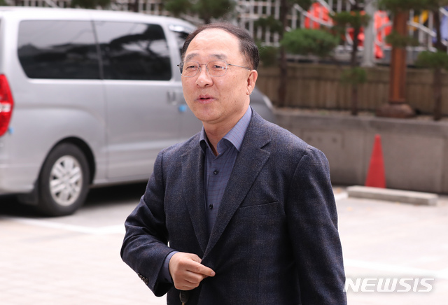 【서울=뉴시스】고승민 기자 = 홍남기 경제부총리 겸 기획재정부 장관 후보자가 11일 오후 청문회 준비 사무실이 마련된 서울 예금보험공사로 출근하고 있다. 2018.11.11.kkssmm99@newsis.com