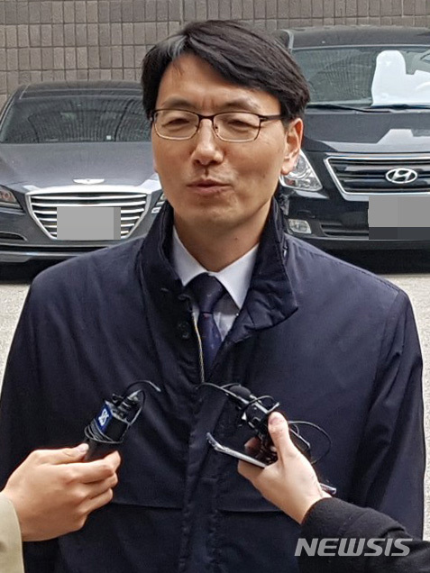 【서울=뉴시스】나운채 기자 = 서기호 전 정의당 의원이 11일 서울중앙지검 수사팀(팀장 한동훈 3차장검사)의 참고인 신분 조사를 받기 위해 검찰로 출석하면서 취재진의 질문에 답변하고 있다. 2018.11.11. naun@newsis.com