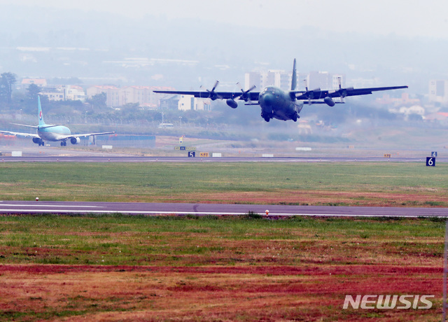【제주=뉴시스】우장호 기자 = 11일 오후 제주국제공항에서 제주산 감귤을 실은 군 수송기가 평양 순안공항을 향해 이륙하고 있다. 이날 평양으로 보내는 귤은 지난 9월 평양정상회담 때 북측이 송이버섯 2t을 선물한 데 대한 감사의 표시로 남측이 답례하는 것이다. 정부는 12일까지 귤을 전부 수송할 계획이다.  2018.11.11. woo1223@newsis.com 